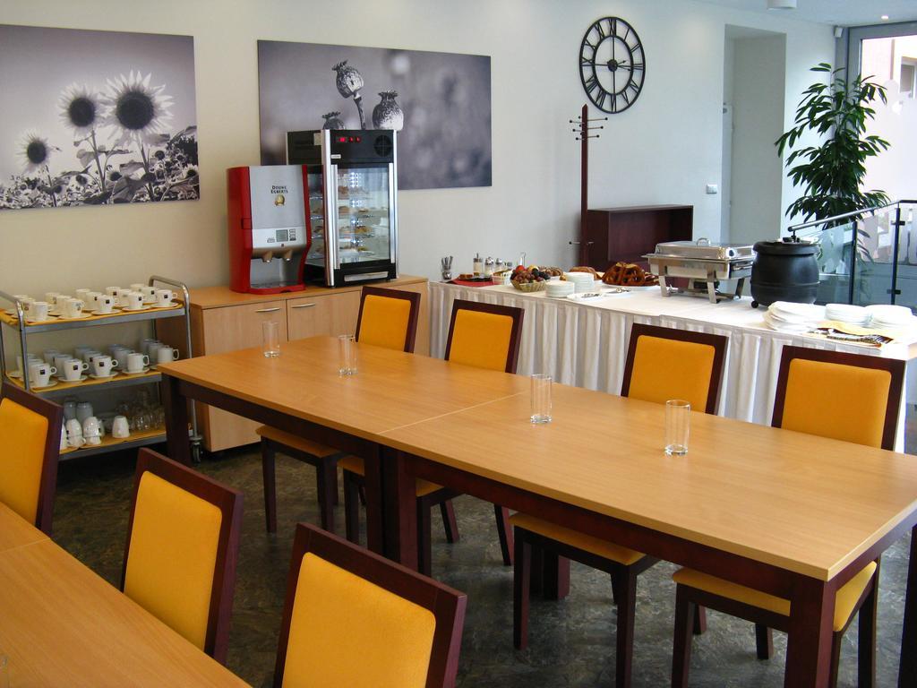 Hotel Senimo أولوموك المظهر الخارجي الصورة