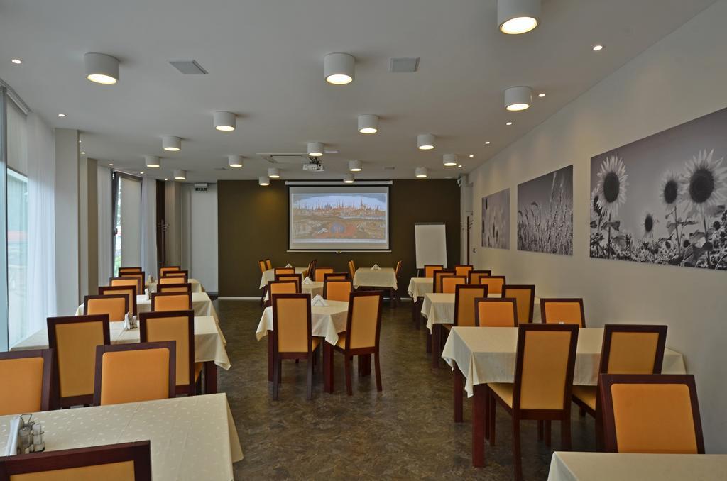 Hotel Senimo أولوموك المظهر الخارجي الصورة